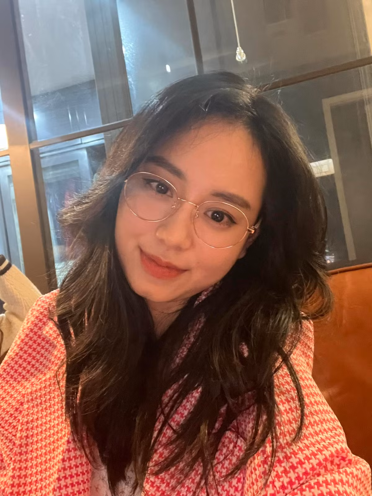 Trong dịp 20/10 vừa qua, cô giáo Minh Thu từng khiến netizen ngỡ ngàng khi bất ngờ để trạng thái hẹn hò với thành viên cốt cán của một nhóm hài, thường được mọi người gọi với biệt danh "Minh Vẹo". Ảnh: Tổng hợp