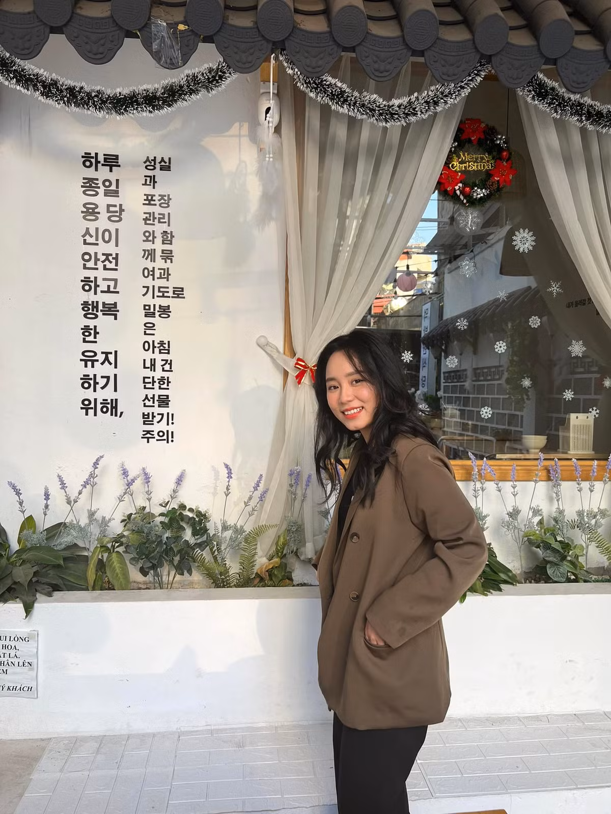 Livestream của Minh Thu thu hút lượng tương tác khủng, từng đạt ngưỡng hơn 400 nghìn lượt xem cùng lúc.