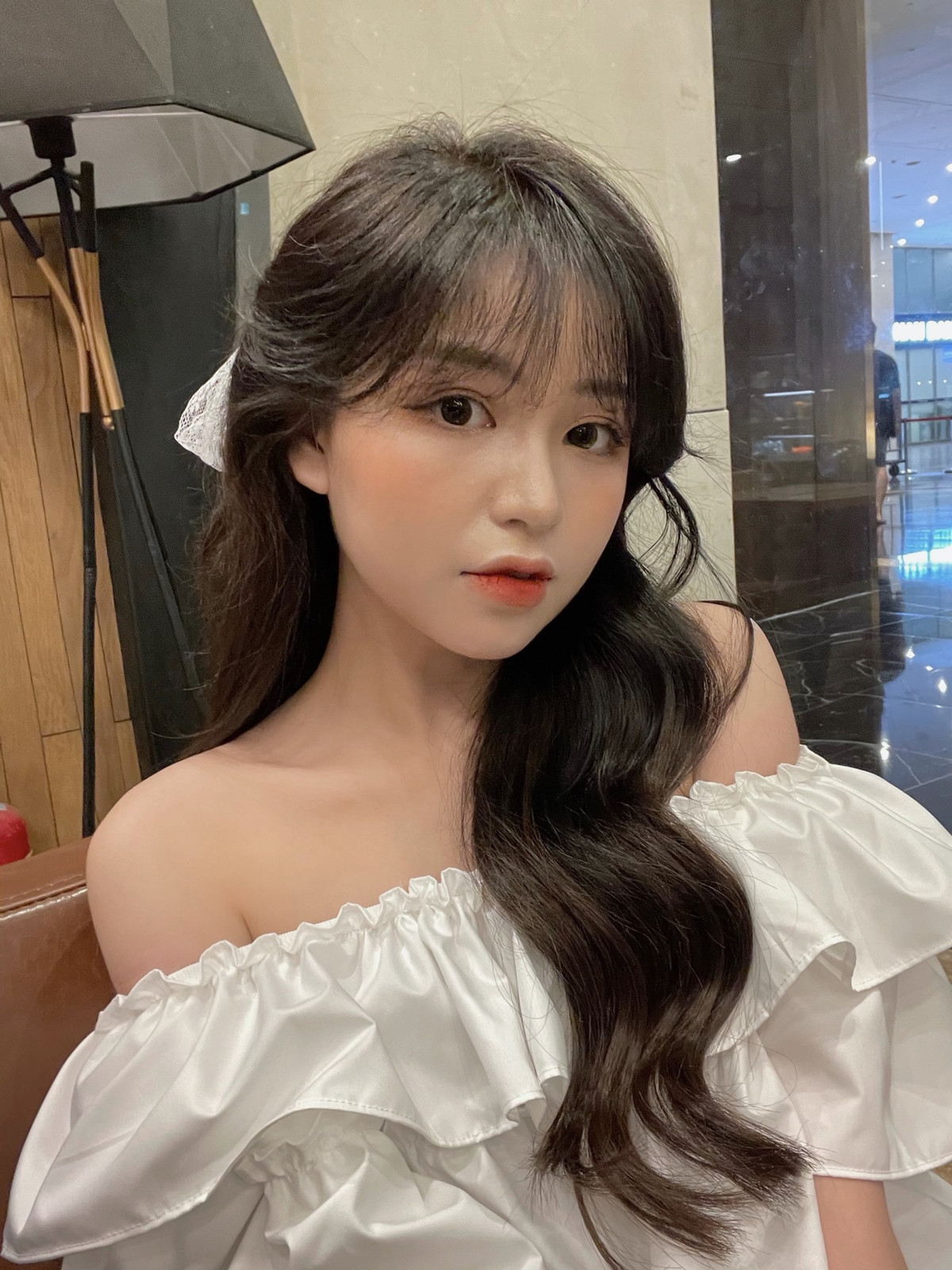 Nhờ bức ảnh để tóc ngắn được chia sẻ trên mạng, cô bén duyên với nghề mẫu.