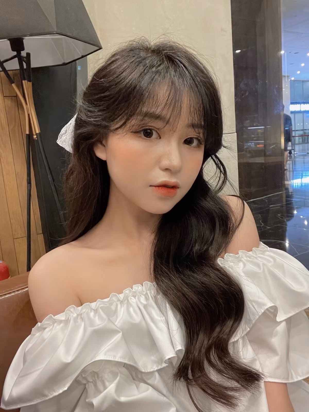 Nhờ bức ảnh để tóc ngắn được chia sẻ trên mạng, cô bén duyên với nghề mẫu.