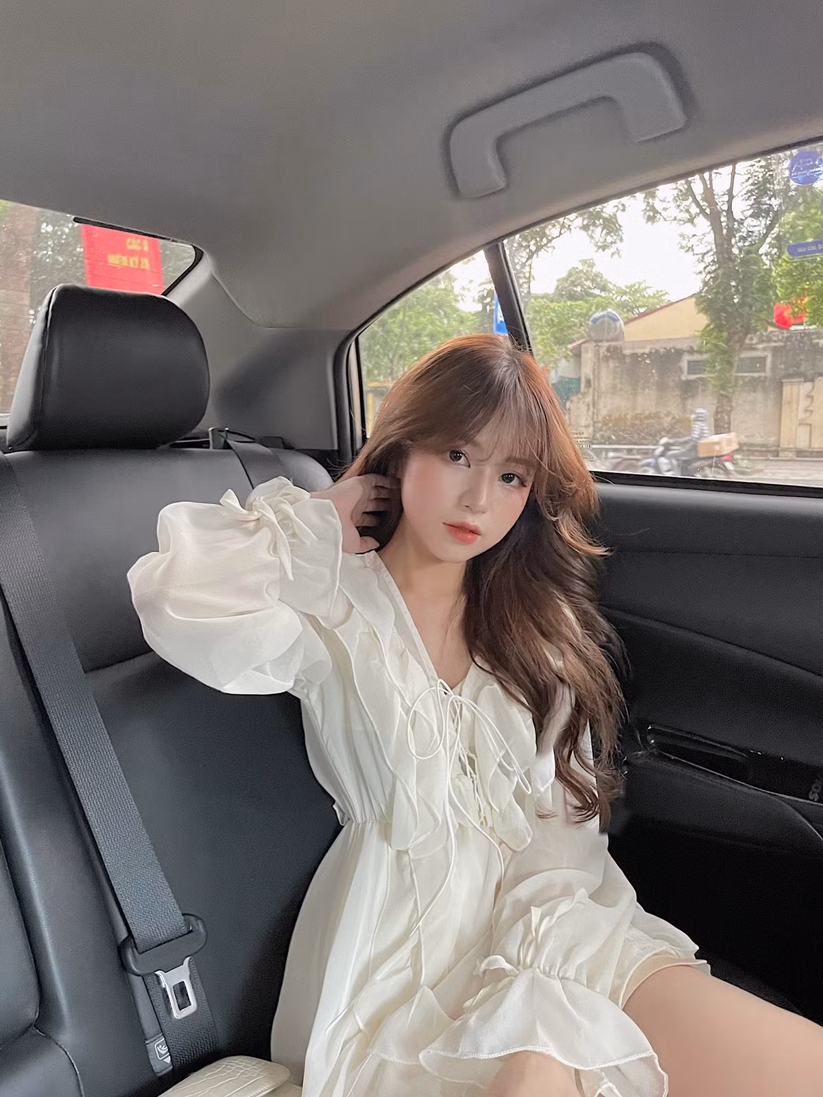 Cô nàng gây ấn tượng nhờ bí quyết "hack" chiều cao bằng cách phối trang phục phù hợp.