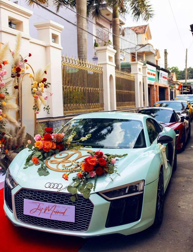 Đặc biệt, món quà cưới ông xã đại gia tặng hot girl Đồng Nai là chiếc xe Audi sang chảnh có giá trị lên tới hơn 10 tỷ đồng khiến nhiều người không khỏi ngưỡng mộ.