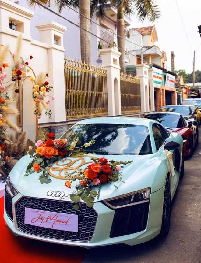 Đặc biệt, món quà cưới ông xã đại gia tặng hot girl Đồng Nai là chiếc xe Audi sang chảnh có giá trị lên tới hơn 10 tỷ đồng khiến nhiều người không khỏi ngưỡng mộ.