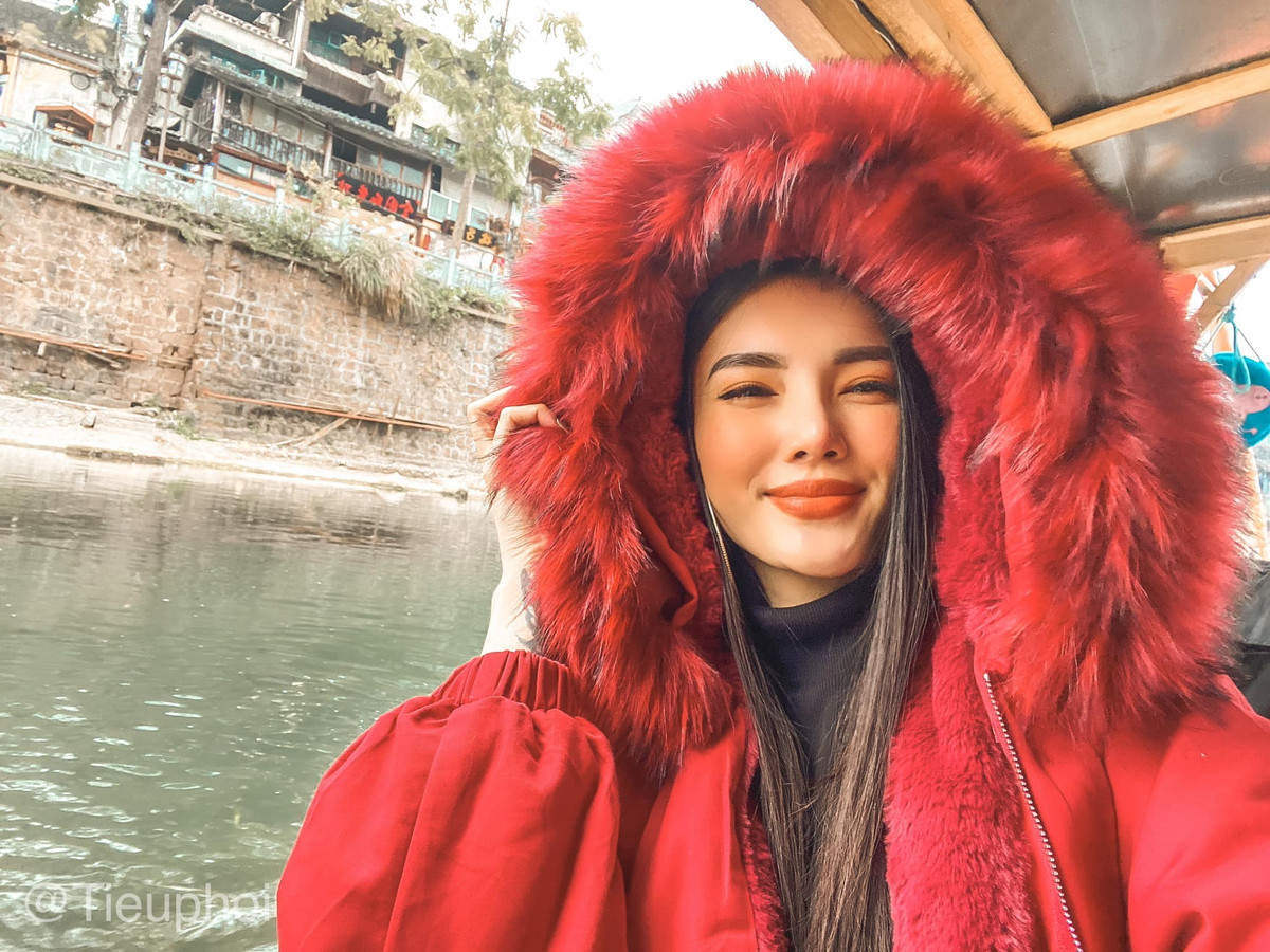 Theo chia sẻ trước đó, hot girl 9x không được chồng chiều chuộng bất chấp nhưng luôn được bao bọc, chở che và thể hiện tình yêu bằng những hành động cụ thể.