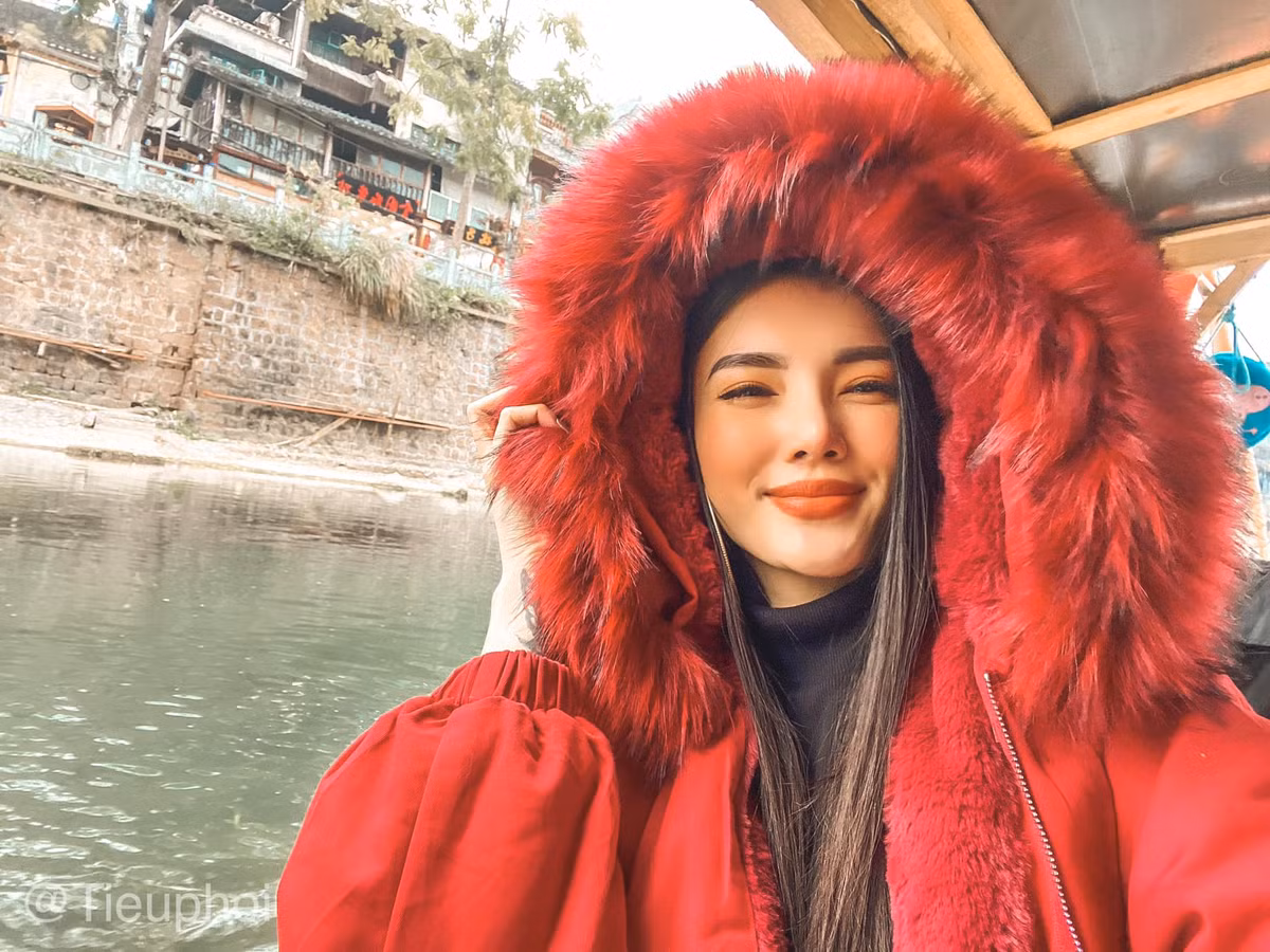 Theo chia sẻ trước đó, hot girl 9x không được chồng chiều chuộng bất chấp nhưng luôn được bao bọc, chở che và thể hiện tình yêu bằng những hành động cụ thể.