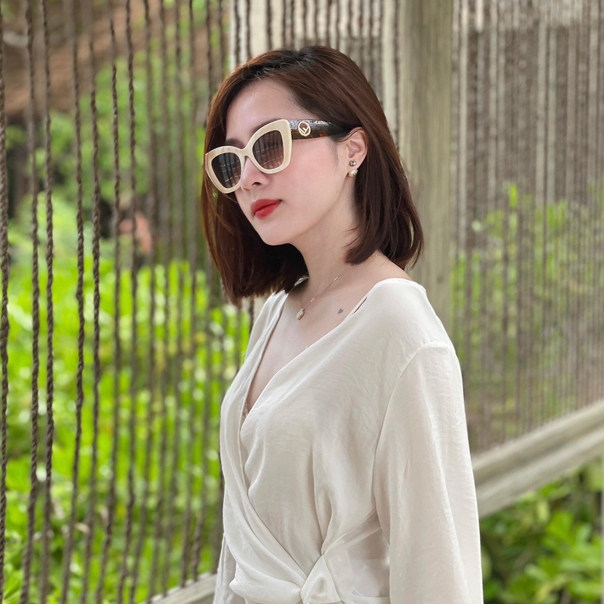 Cô sở hữu bảng thành tích đáng nể, ngoại hình xinh đẹp và gu thời trang trẻ trung, sang trọng được nhiều bạn trẻ ngưỡng mộ.