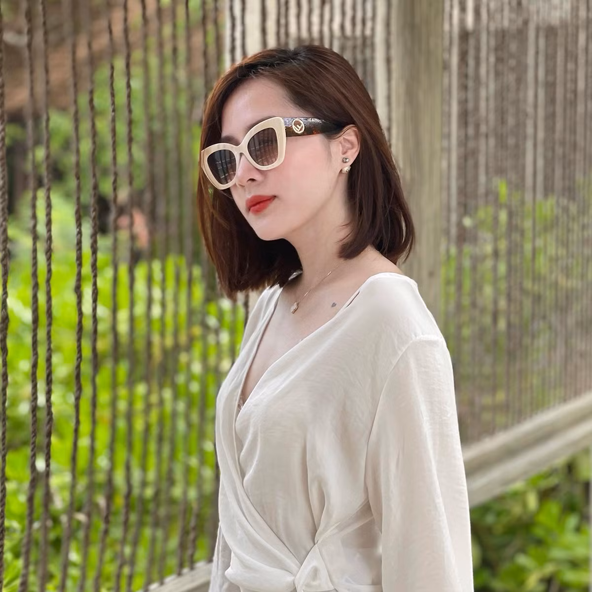 Cô sở hữu bảng thành tích đáng nể, ngoại hình xinh đẹp và gu thời trang trẻ trung, sang trọng được nhiều bạn trẻ ngưỡng mộ.