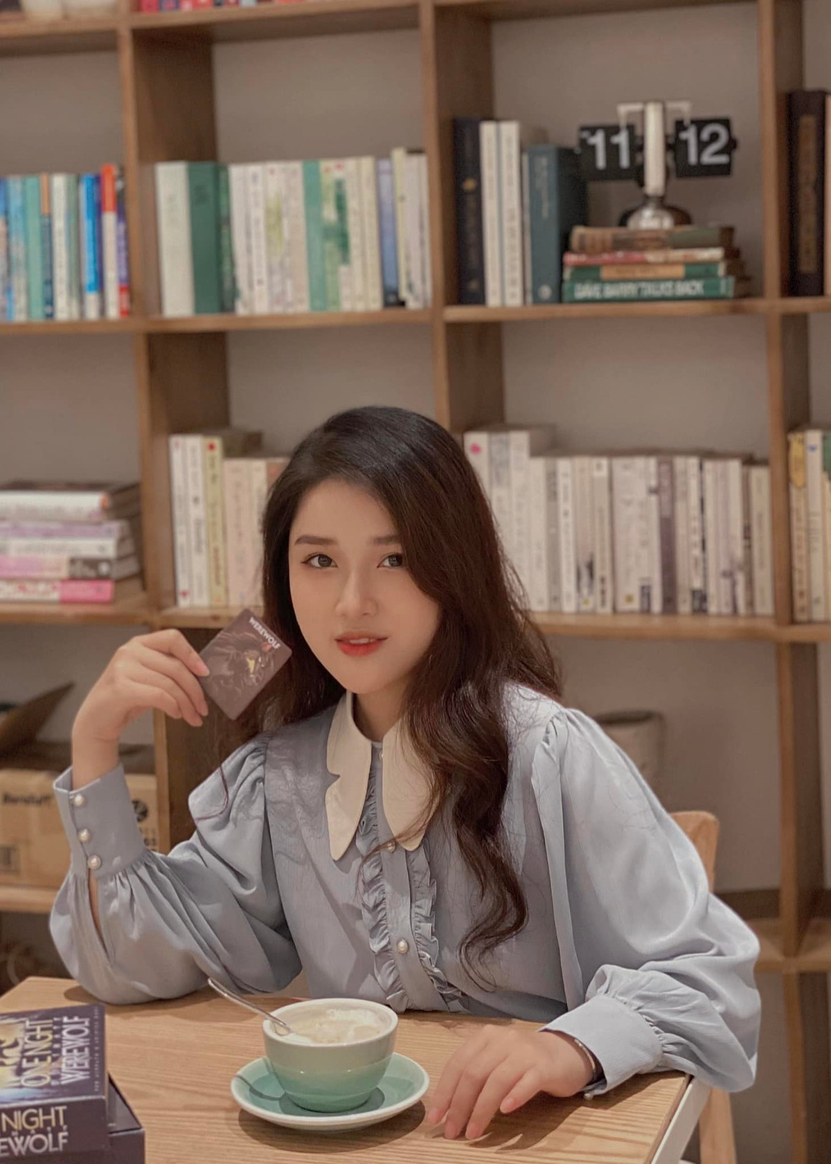 Thanh Nga lập tức gây sốt nhờ gương mặt thanh tú, phong cách giảng dạy cuốn hút. Ảnh: Tổng hợp