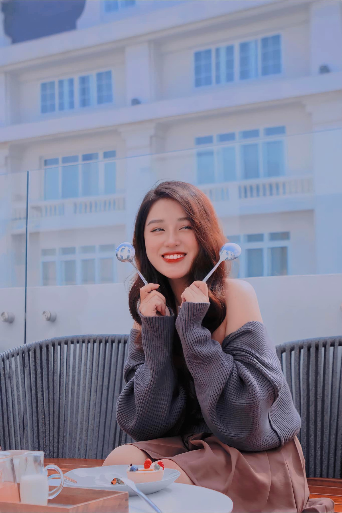 Cô giáo Trần Thanh Nga được coi là gương mặt thu hút nhất trong mùa giãn cách xã hội vừa qua, bởi những bài giảng Vật lý qua sóng livestream.