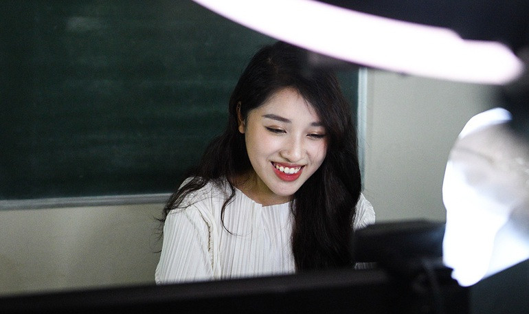 Trong dàn giáo viên dạy online, nổi bật nhất có lẽ là Trần Thanh Nga, sinh năm 1998, hiện công tác tại Trường THPT Việt Nam - Ba Lan, Hà Nội. Cô từng là sinh viên trường Đại học Giáo dục, Đại học Quốc gia Hà Nội.