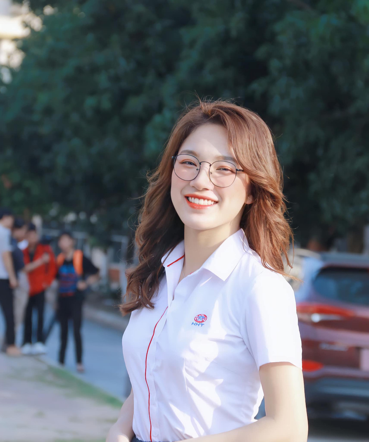 Phạm Thị Hồng Ngọc sinh năm 1996, có nick name là Tiêu Ngọc được biết đến là cô giáo hot girl khi sở hữu gần 700 nghìn lượt theo dõi.