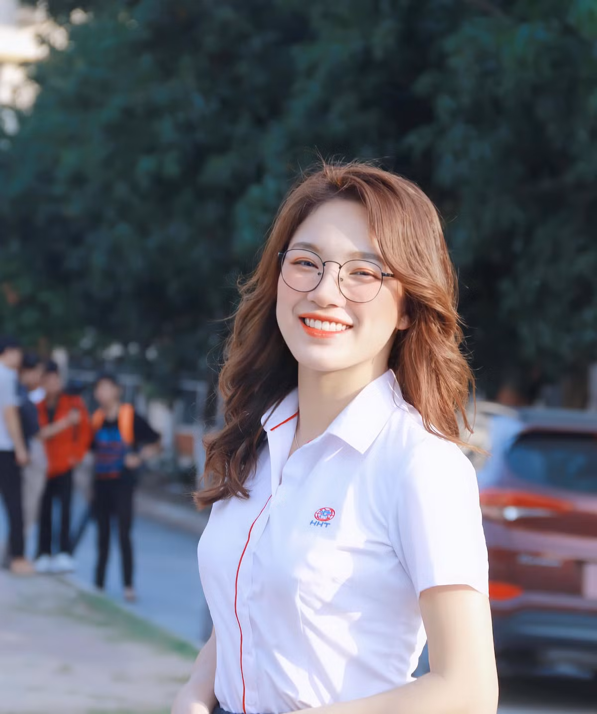 Phạm Thị Hồng Ngọc sinh năm 1996, có nick name là Tiêu Ngọc được biết đến là cô giáo hot girl khi sở hữu gần 700 nghìn lượt theo dõi.