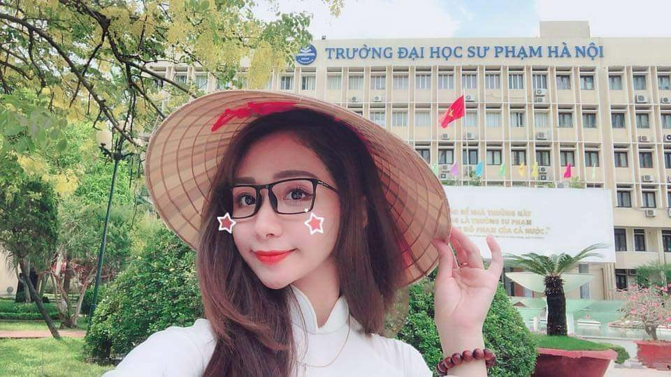 Không những sở hữu ngoại hình xinh đẹp, trẻ trung, cô giáo trẻ Phương Anh còn được học sinh yêu mến bởi phong cách giảng dạy gần gũi, tự nhiên.