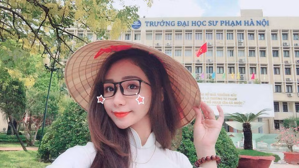 Không những sở hữu ngoại hình xinh đẹp, trẻ trung, cô giáo trẻ Phương Anh còn được học sinh yêu mến bởi phong cách giảng dạy gần gũi, tự nhiên.