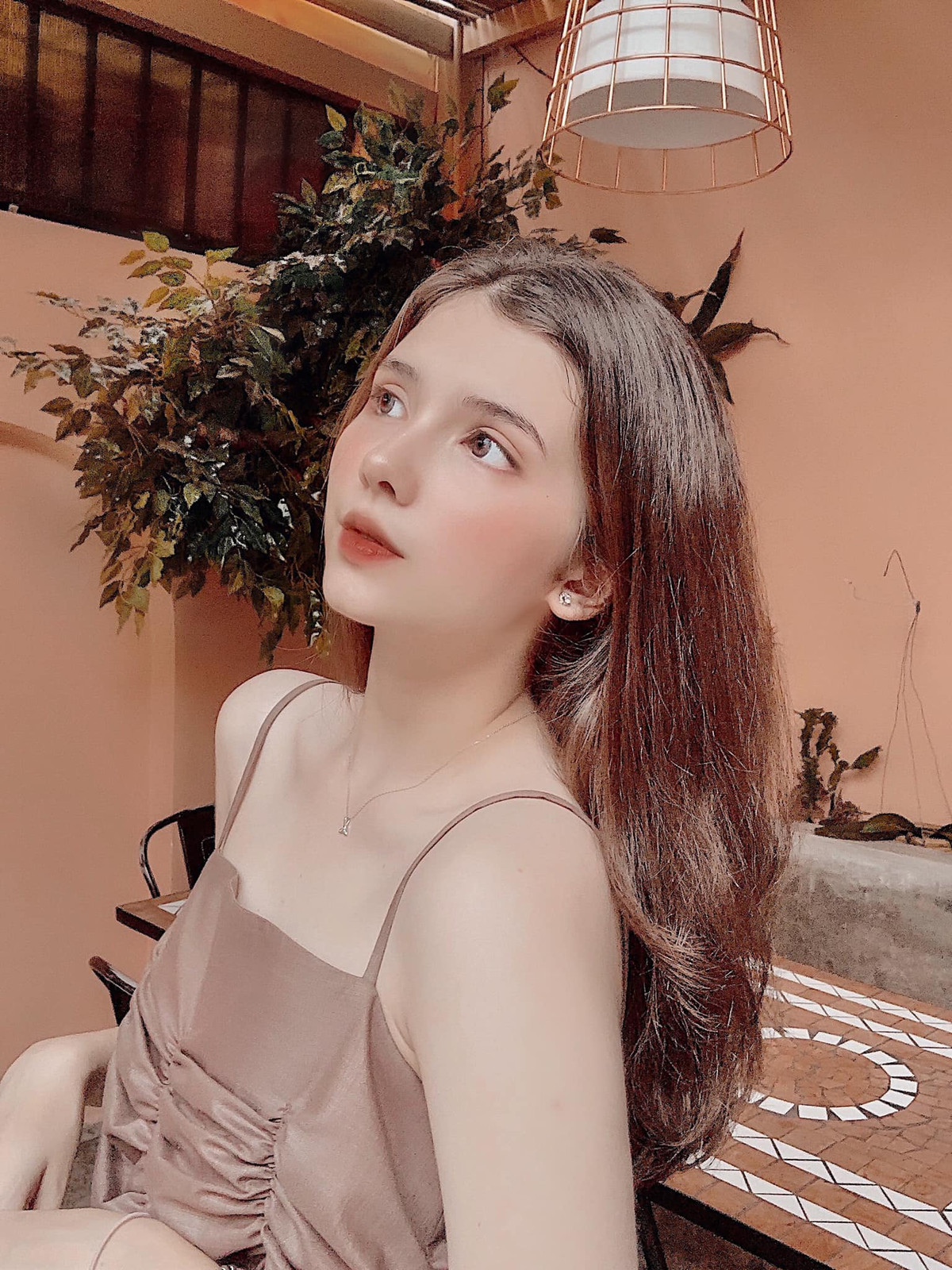 Gương mặt xinh như búp bê càng khiến cô nàng nổi bật hơn trong mỗi khung hình.