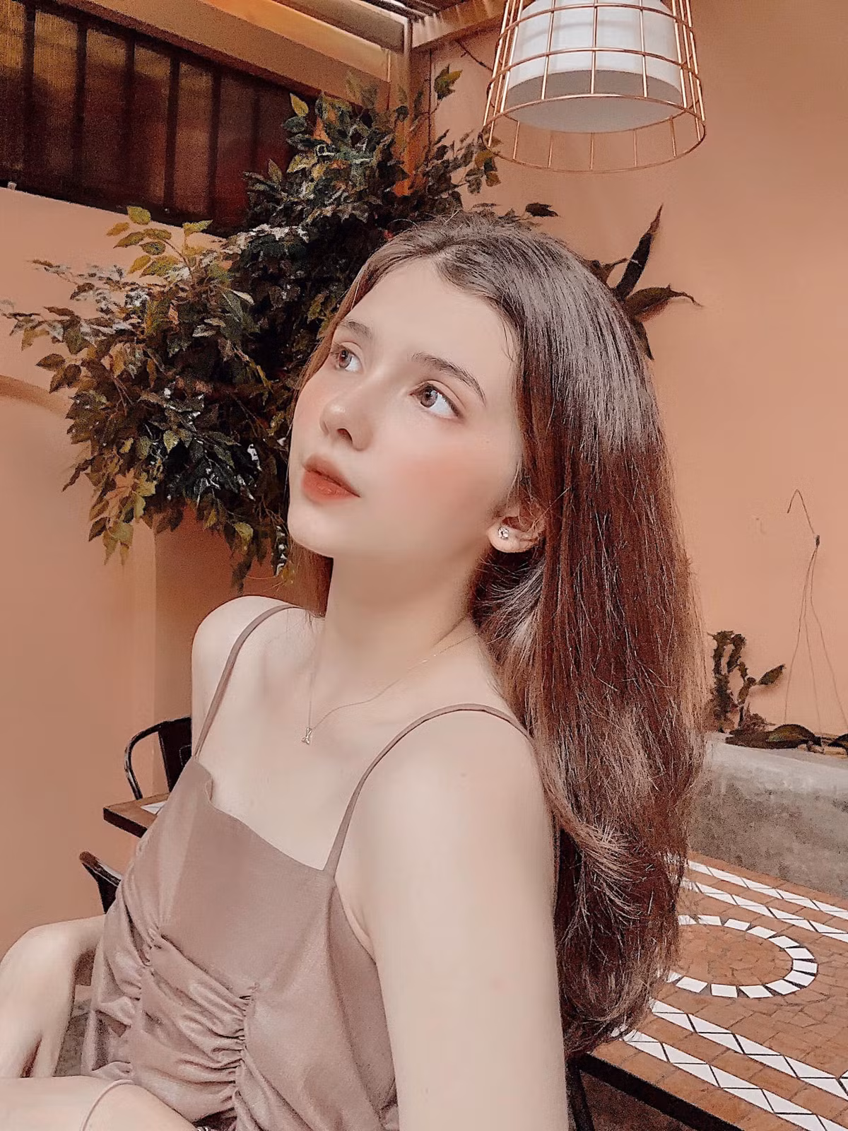 Gương mặt xinh như búp bê càng khiến cô nàng nổi bật hơn trong mỗi khung hình.