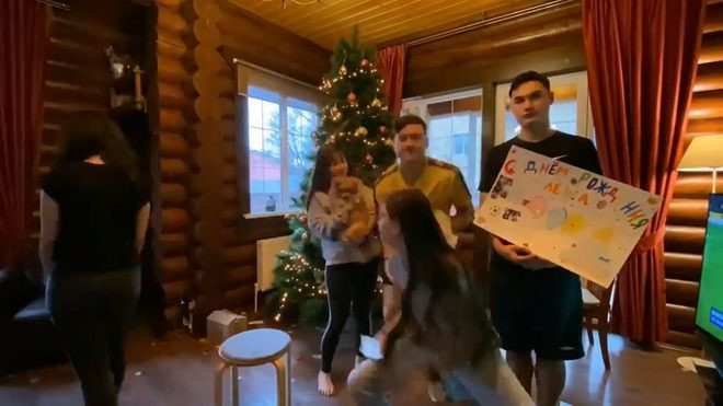 Cô nàng còn cười đùa, nhảy múa cùng Thanh Giang - em gái nam cầu thủ.