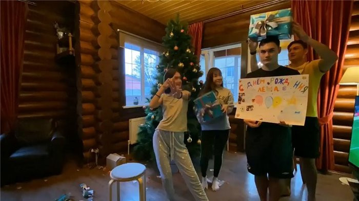 Em trai Văn Lâm từng đăng tải clip cả nhà đang trang trí cho cây thông Noen và lại thật trùng hợp khi Yến Xuân cũng góp mặt trong clip đó.