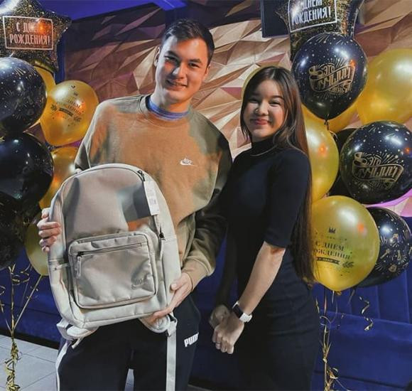 Mới đây, Yến Xuân bất ngờ xuất hiện trong bữa tiệc sinh nhật ấm cúng của em trai Văn Lâm - Văn Mạnh vào ngày 8/12. Cô nàng cũng tâm lý tặng Văn Mạnh một chiếc balo.