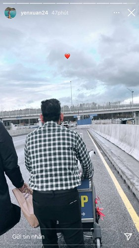Bạn gái Đặng Văn Lâm không quên chụp bức ảnh phía sau một người đàn ông đang giúp mình đẩy xe hành lý. Người này có dáng dấp khá giống với bố của thủ thành Đặng Văn Lâm.