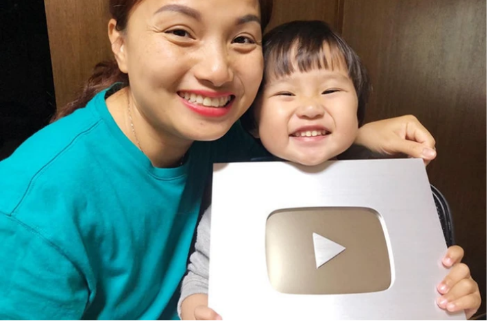  Bé Sa - con trai của vlogger Quỳnh Trần JP bắt đầu được cư dân mạng chú ý khi xuất hiện trong các vlog mukbang của mẹ.