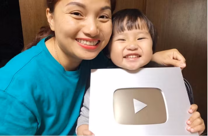  Bé Sa - con trai của vlogger Quỳnh Trần JP bắt đầu được cư dân mạng chú ý khi xuất hiện trong các vlog mukbang của mẹ.