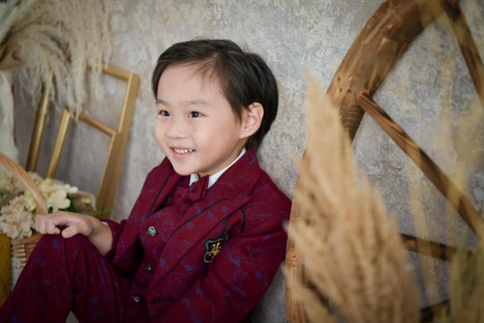 Không còn tóc mái ngố như ngày nào, xuất hiện trong bộ ảnh, bé Sa mặc vest chỉn chu, tóc vuốt keo chẳng khác nào các "soái ca nhí".