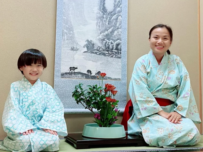 Con trai Quỳnh Trần JP gây ấn tượng cho khán giả với vẻ ngoài đáng yêu, mái tóc ngố dễ thương cùng loạt biểu cảm ngây ngô, vậy nên cậu bé được cõi mạng mệnh danh là "thánh meme".