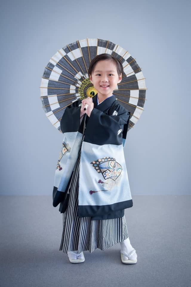 Ngoài ra nhóc tỳ còn biết tạo dáng trước ống kính, liên tục cười tươi tương tác cùng đạo cụ.