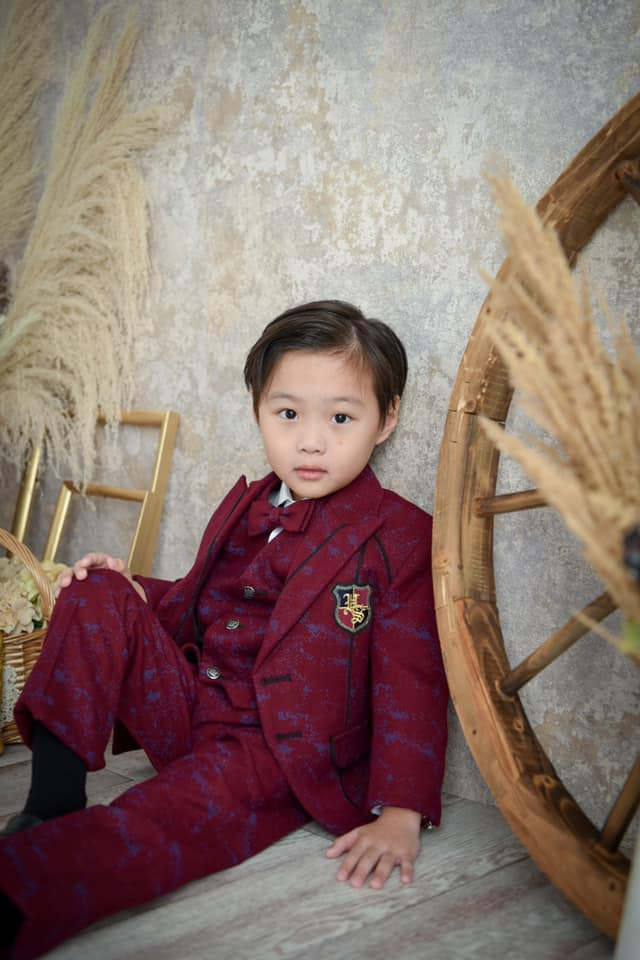 Mới đây trên Facebook của mình, nữ Youtuber Quỳnh Trần vừa chia sẻ bộ ảnh mới của bé Sa gây bất ngờ. Bởi lẽ cauju bé với biểu cảm lầy lội ngày nào giờ hóa thành soái ca bảnh bao khác lạ.