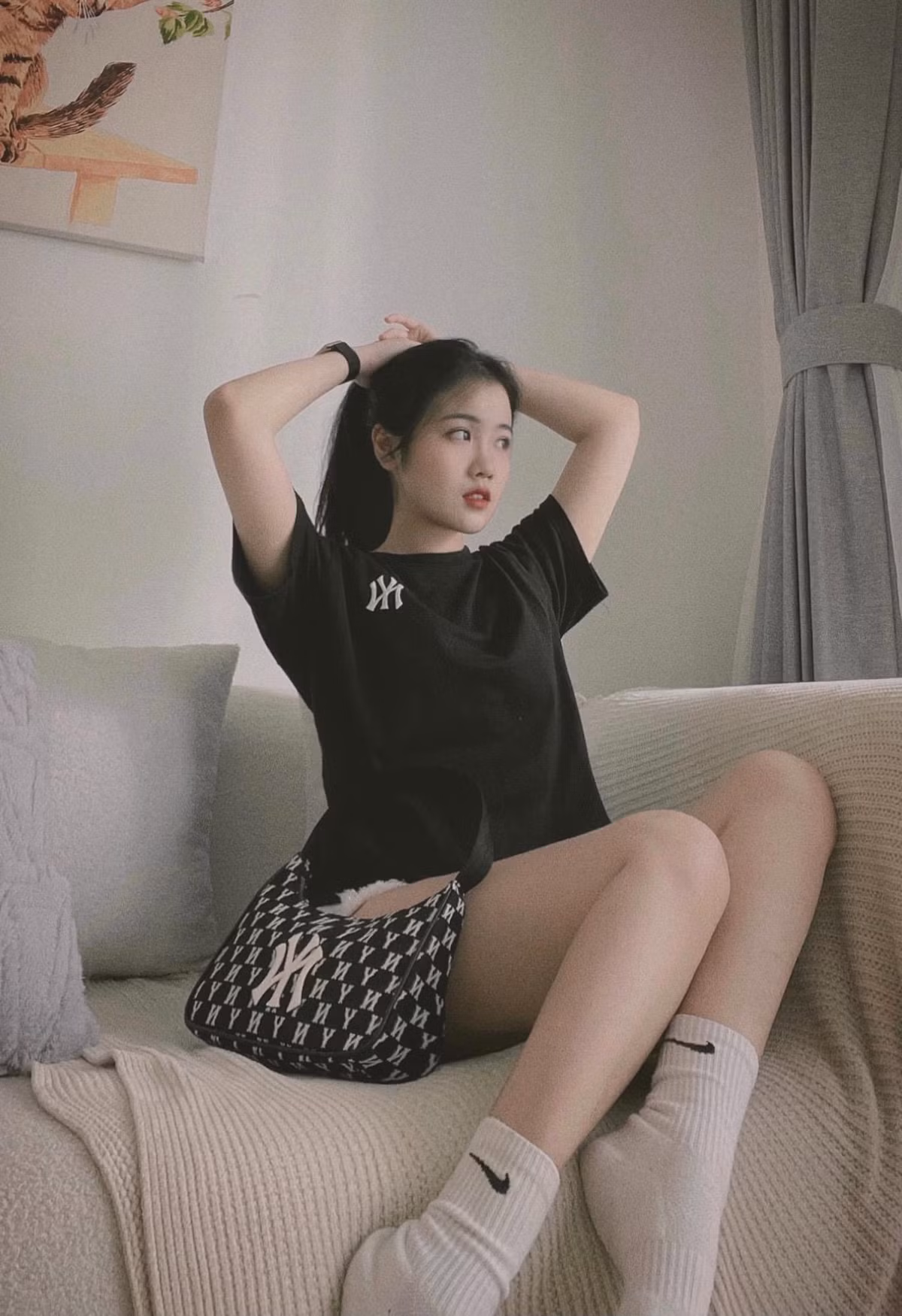 Sau khi chia tay chàng cầu thủ, hot girl này chọn cuộc sống độc thân vui vẻ.