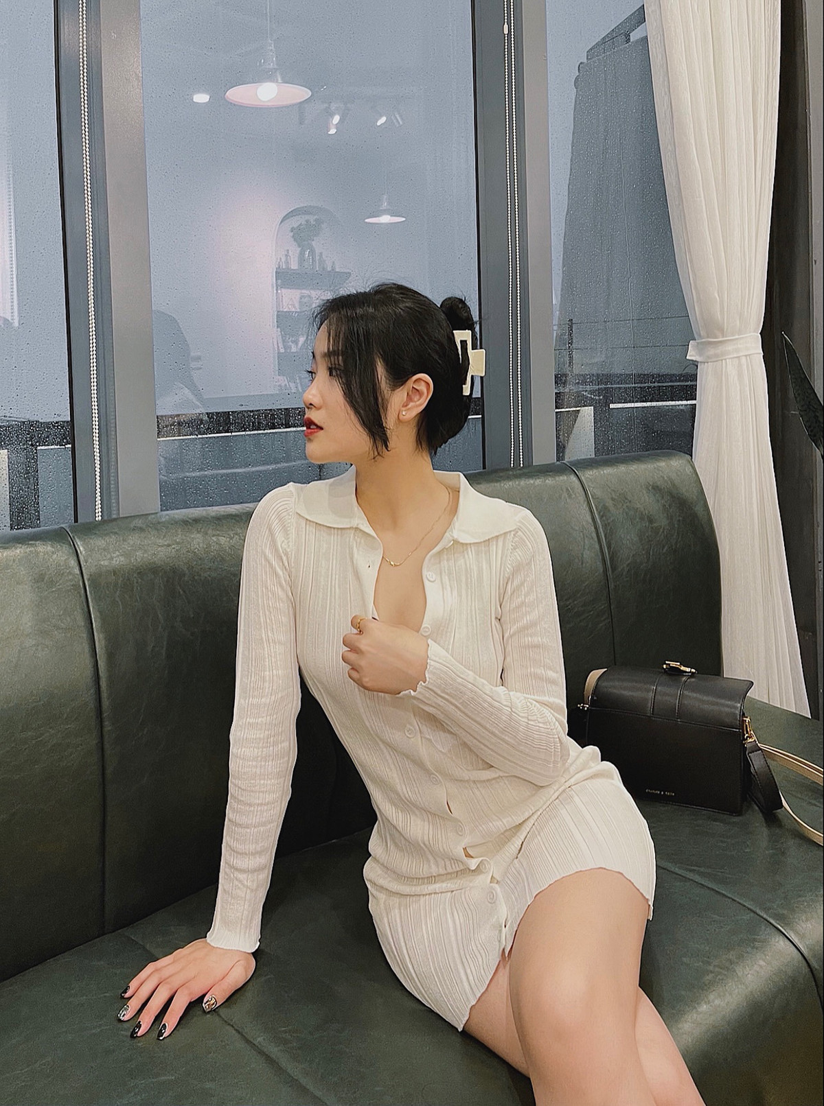 Trên trang cá nhân của Hoàng Anh chính là những status ngập "thính". Mỗi một bức hình sống ảo, gái xinh thường đi kèm một caption thả thính.