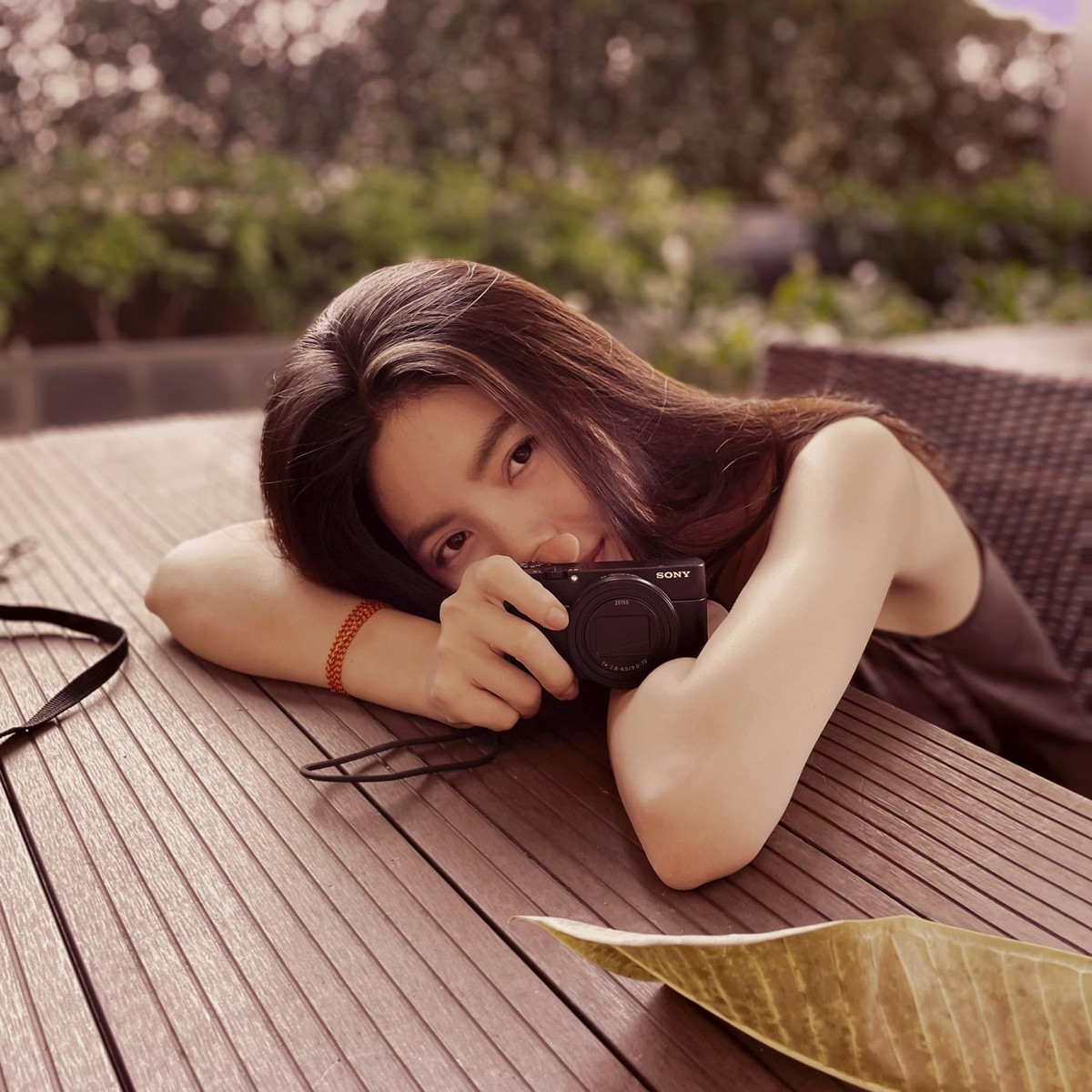 Chu Thanh Huyền là người khá kín kẽ hơn trong chuyện tình cảm, cô nàng không công khai hay để lộ bất cứ hint hẹn hò nào sau những lần ồn ào.