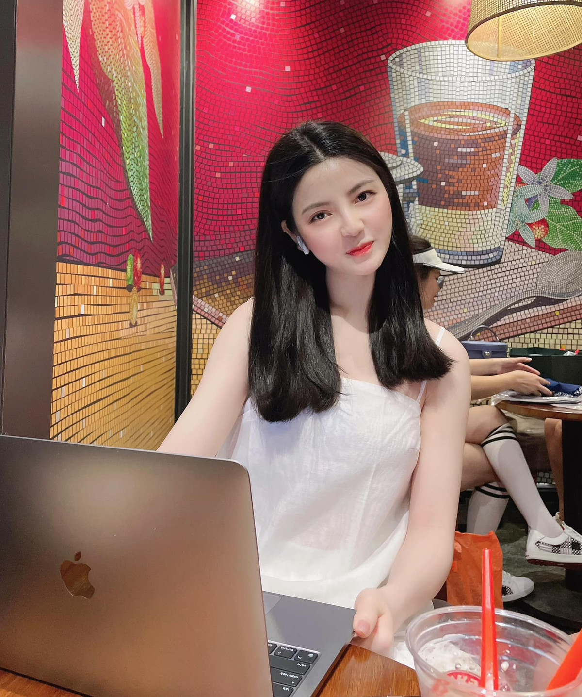 Thanh Huyền thỉnh thoảng vẫn đăng ảnh check-in tại các sự kiện với style nữ doanh nhân thành đạt. Ảnh: Tổng hợp