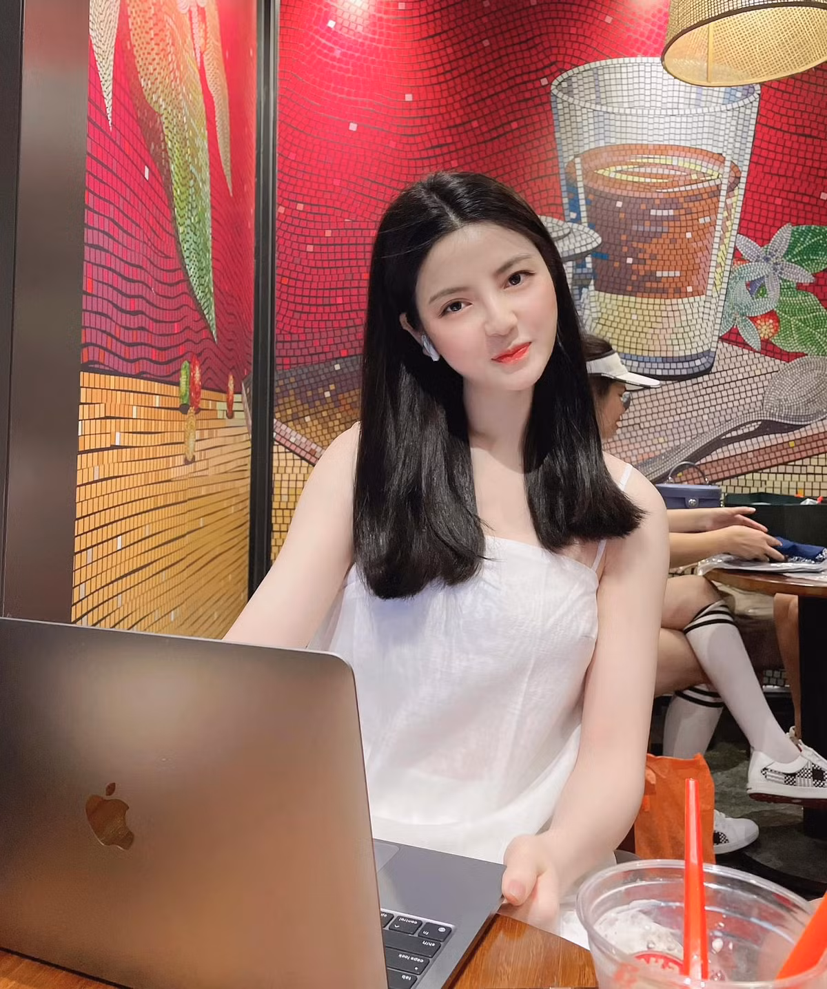 Thanh Huyền thỉnh thoảng vẫn đăng ảnh check-in tại các sự kiện với style nữ doanh nhân thành đạt. Ảnh: Tổng hợp