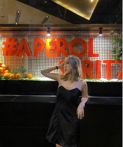 Trên trang cá nhân, nữ nhân viên văn phòng thường xuyên khoe ảnh đi ăn uống, du lịch sang chảnh.