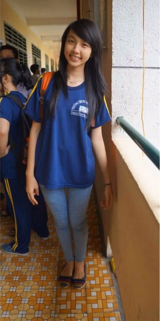 Cụ thể, trong Q&amp;A, Thùy Tiên bất ngờ nhận được câu hỏi: "Chị có làm răng không ạ?". Đáp lại, Tân Hoa hậu cũng hé lộ cô từng niềng răng và cắt nướu để nụ cười đẹp hơn chứ răng vẫn là răng thật.