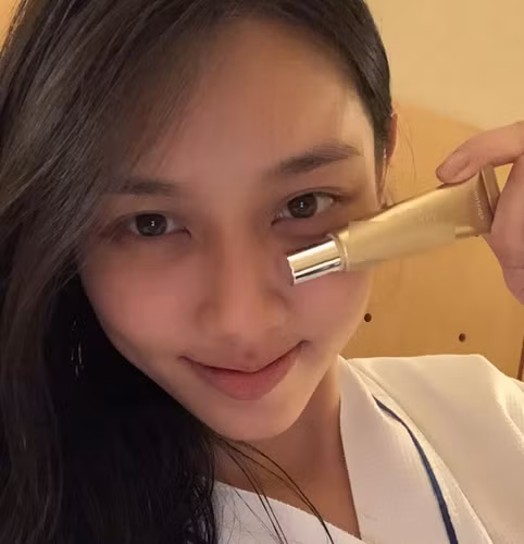 Trong những hình ảnh mặt mộc của Thùy Tiên, người ta dễ dàng tìm ra một số khuyết điểm như mụn cám trên trán hay một vài vết thâm nhỏ trên má.