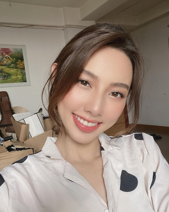 Lục lại các hình ảnh thời đi học của Thùy Tiên, dễ thấy khi đó nụ cười cô nàng không hút hồn bằng hiện tại