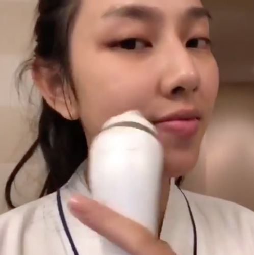 Nhưng tất cả những điều đó không làm giảm đi nhan sắc ấn tượng của Thuỳ Tiên mà ngược lại nó khiến người đối diện cảm thấy cô toả sáng ngay cả khi không hoàn hảo nhất.