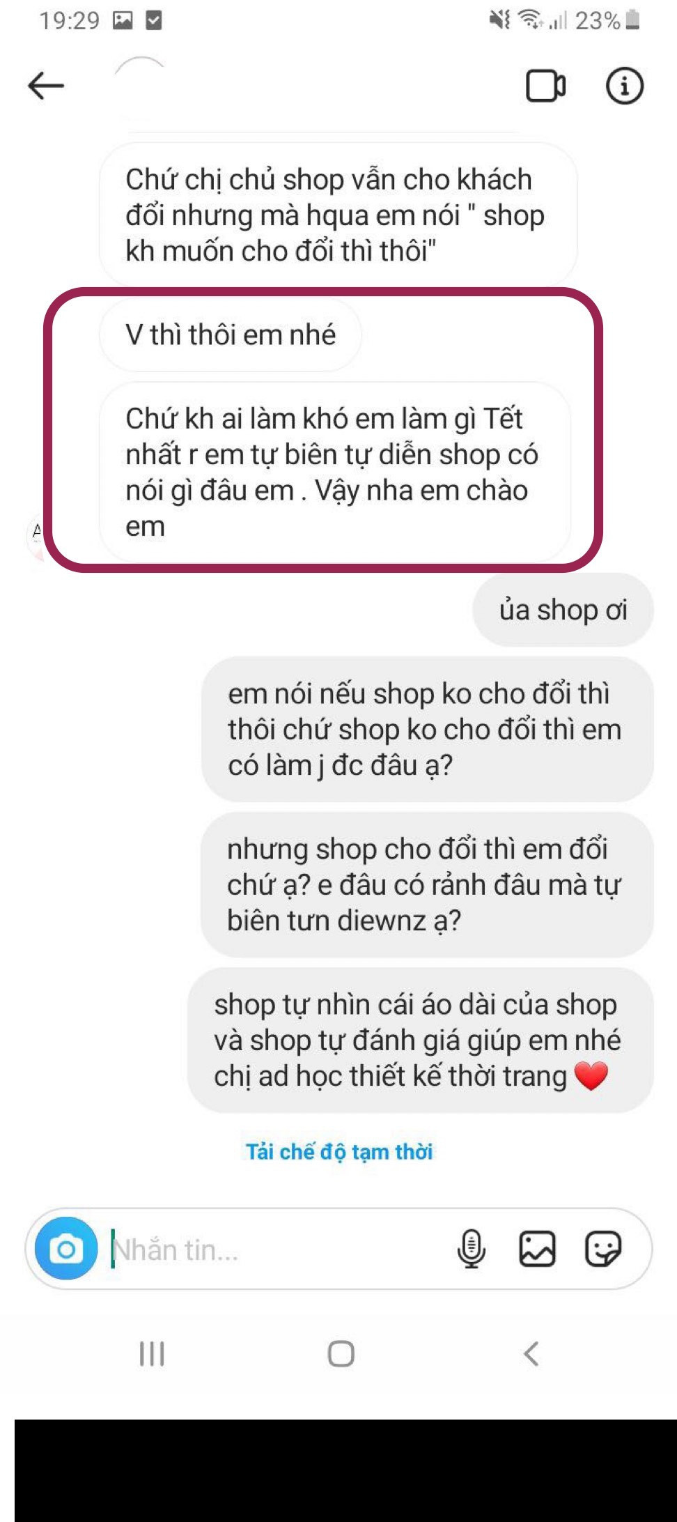 Sau một hồi trao đổi qua lại, cửa hàng thời trang này liên tục không chịu nhận lỗi vì đã tư vấn chẳng tận tâm và giao sai mẫu. Thậm chí, nhân viên khi nói chuyện còn giáng cho A.T một cú "dìm" cực đau lòng: "Ai mặc gì cũng xinh thì thành model hết rồi em".