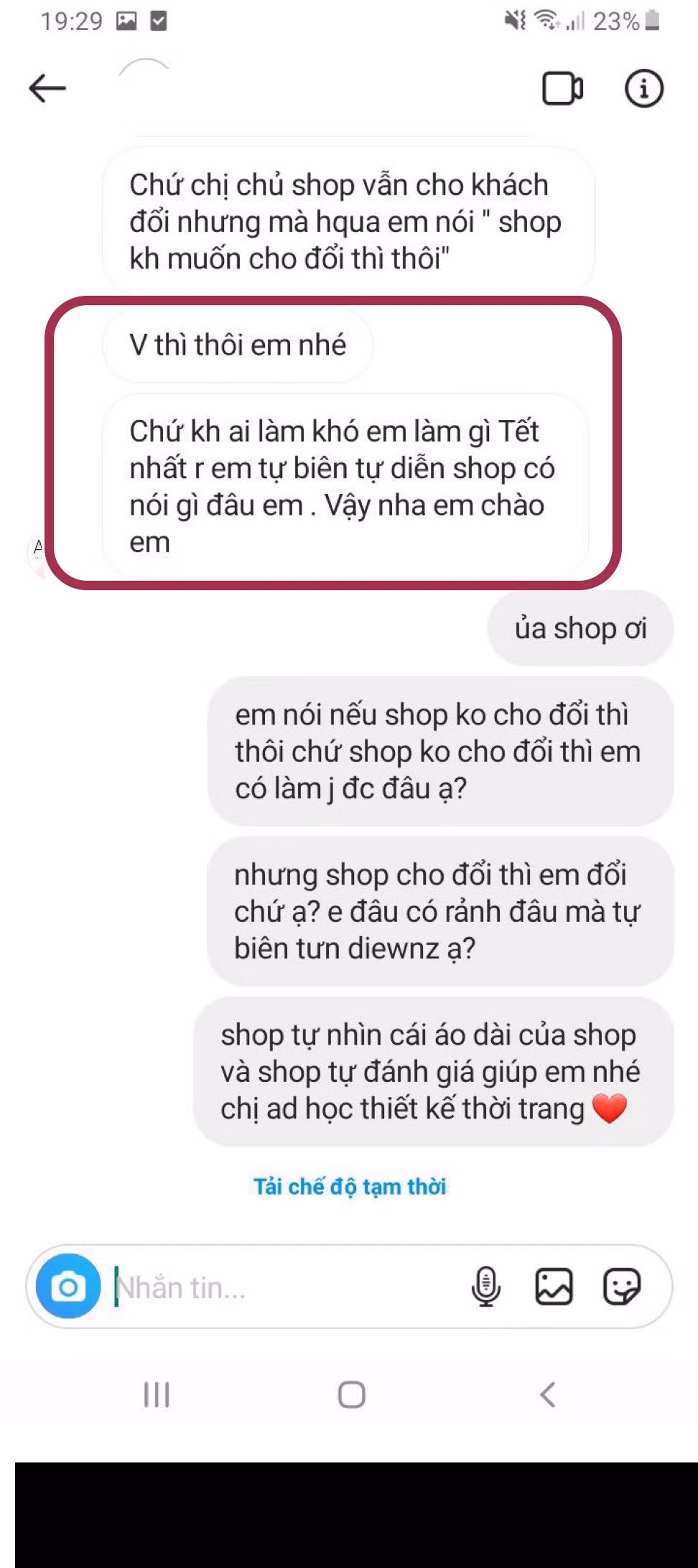 Sau một hồi trao đổi qua lại, cửa hàng thời trang này liên tục không chịu nhận lỗi vì đã tư vấn chẳng tận tâm và giao sai mẫu. Thậm chí, nhân viên khi nói chuyện còn giáng cho A.T một cú "dìm" cực đau lòng: "Ai mặc gì cũng xinh thì thành model hết rồi em".
