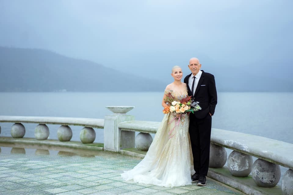 "Mạnh mẽ lên nhé chị. Hai anh chị rất đẹp đôi ạ, em ngưỡng mộ cũng như xúc động rất nhiều", "Chúc anh chị luôn hạnh phúc, dù đối với anh thời gian còn rất ngắn nhưng ít ra cũng trọn vẹn bên nhau",...là những bình luận của cư dân mạng.