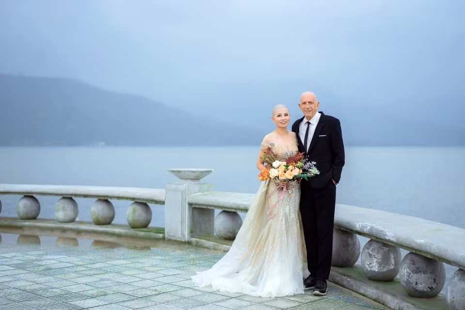 "Mạnh mẽ lên nhé chị. Hai anh chị rất đẹp đôi ạ, em ngưỡng mộ cũng như xúc động rất nhiều", "Chúc anh chị luôn hạnh phúc, dù đối với anh thời gian còn rất ngắn nhưng ít ra cũng trọn vẹn bên nhau",...là những bình luận của cư dân mạng.