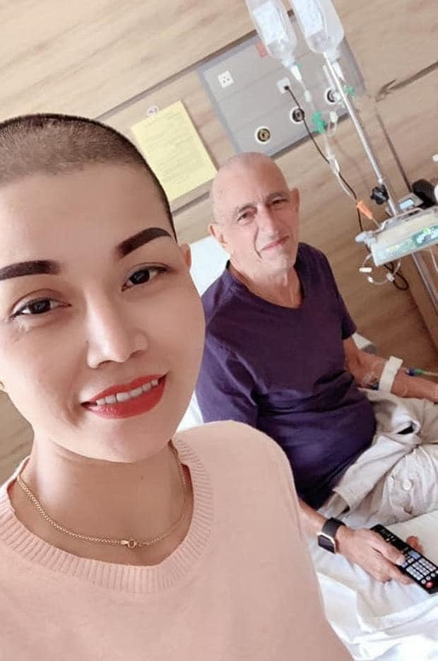 Hình ảnh một cô dâu Việt trọc đầu nắm tay một chú rể đang yếu ớt vì căn bệnh ung thư đi khắp Hội An khiến nhiều người không khỏi bất ngờ, xúc động.