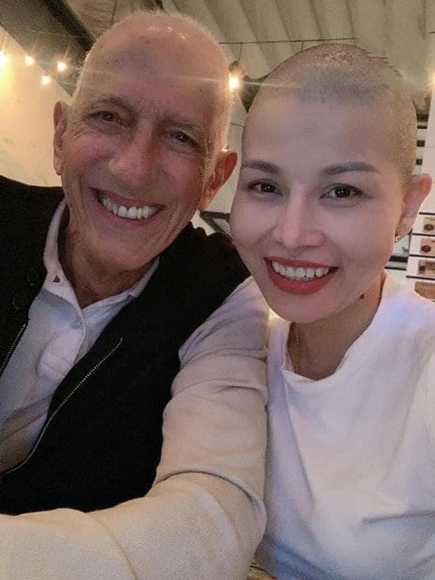 Gần 1 năm kết hôn, kỷ niệm của vợ chồng chị Thảo chỉ là những lần hóa trị, ăn ngủ trong bệnh viện. Tuy vậy, tình yêu của chị Thảo vẫn vẹn nguyên sau ngần ấy thời gian bên nhau.