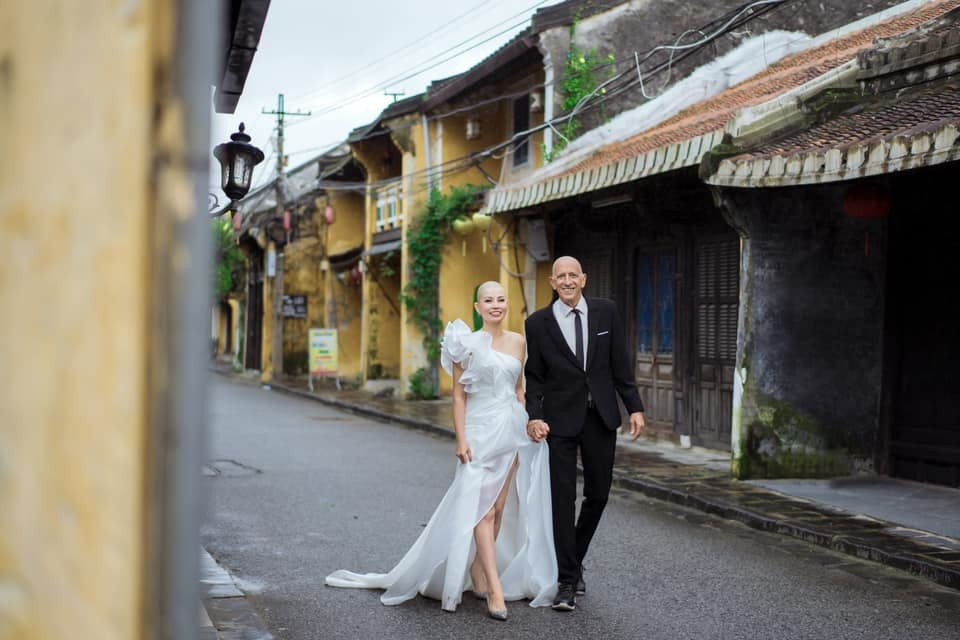 Ngay sau khi câu chuyện hôn nhân sâu sắc và cảm động của cặp đôi được chia sẻ lên MXH, đã nhanh chóng nhận về hàng chục nghìn lượt thả tim cùng rất nhiều bình luận.