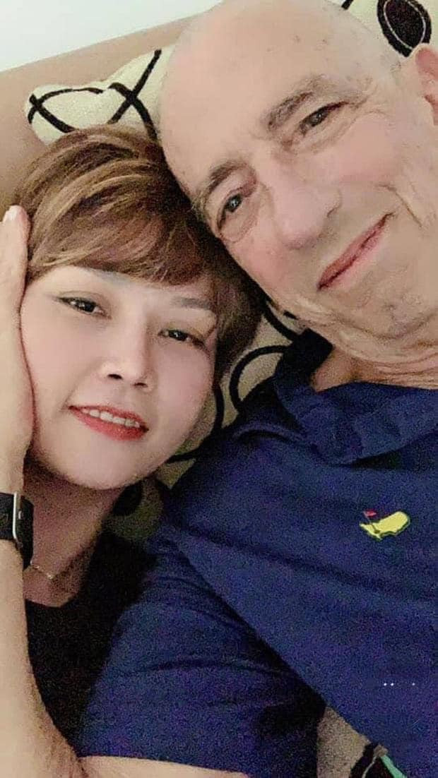 Khi anh Davis phải cắt tóc để hóa trị, chị Thảo cũng quyết định cạo đầu theo chồng, đây là hành động cổ vũ người bạn đời có thêm tinh thần chiến đấu với căn bệnh quái ác.