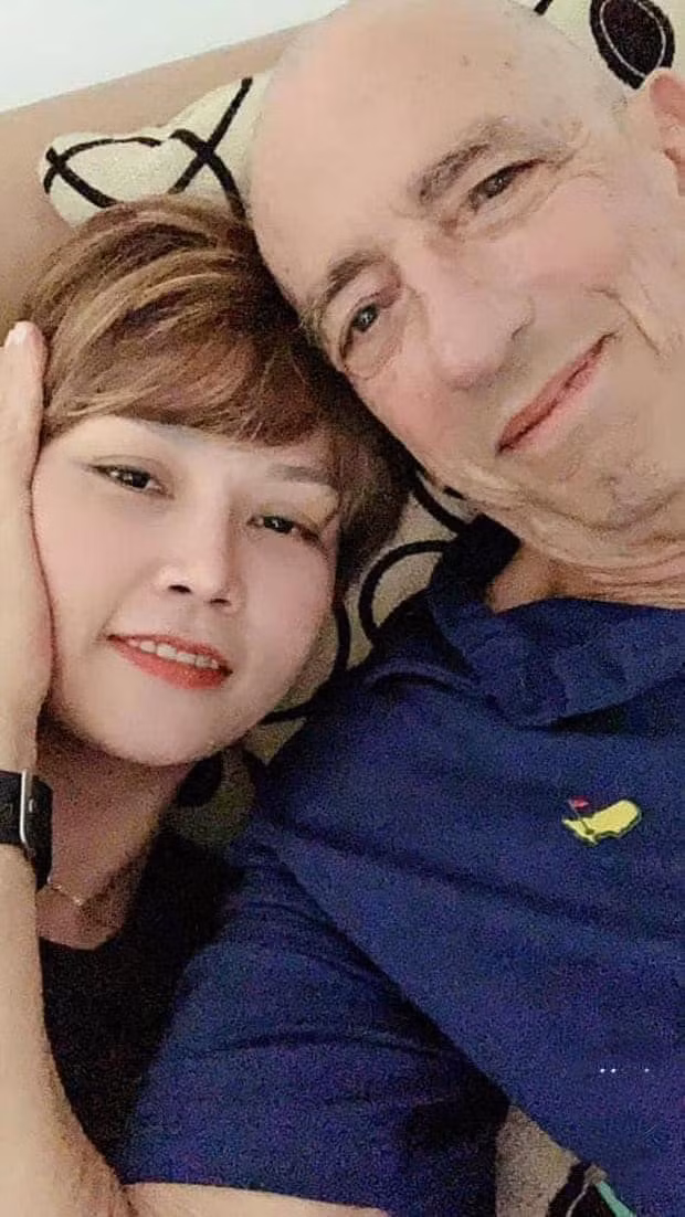 Khi anh Davis phải cắt tóc để hóa trị, chị Thảo cũng quyết định cạo đầu theo chồng, đây là hành động cổ vũ người bạn đời có thêm tinh thần chiến đấu với căn bệnh quái ác.