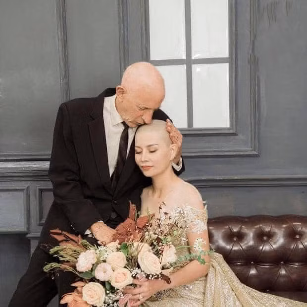 Được biết, chủ nhân của bộ ảnh cưới đặc biệt này là người chồng ngoại quốc Davis, sinh năm 1948, quốc tịch Canada và cô dâu là chị Thảo, sinh năm 1985. Anh Davis hiện đang phải chống chọi với căn bệnh ung thư quái ác và đã trải qua vài lần hóa trị.